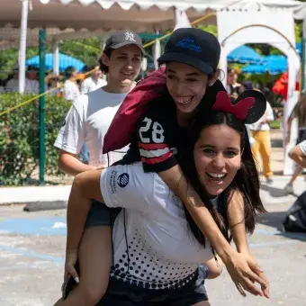 Estudiante y participante disfrutando de actividades en Vive Extremo Camp