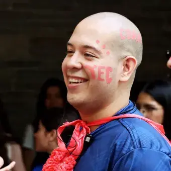 Alumno con la cara pintada luciendo el nombre del Tec.