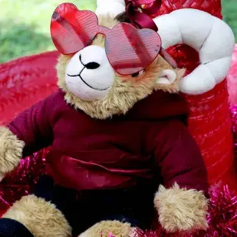 Teus, mascota del Tec, luce con lentes y capa de color rojo.