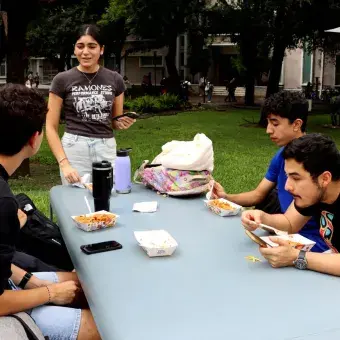 Alumnos sentados comiendo Chilaquiles Tec.