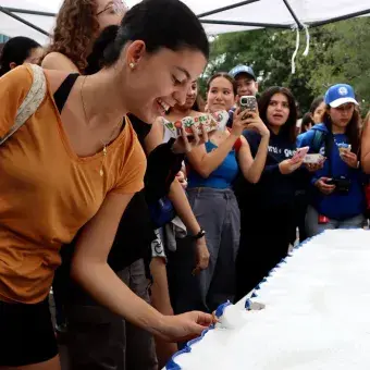 Alumna toma un quequito del campus Monterrey.