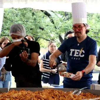 Directivos del Tec sirven chilaquiles a la comunidad de campus Mty.