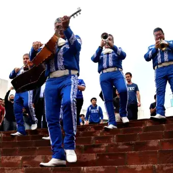 Mariachi bajando escaleras en el campus Monterrey.