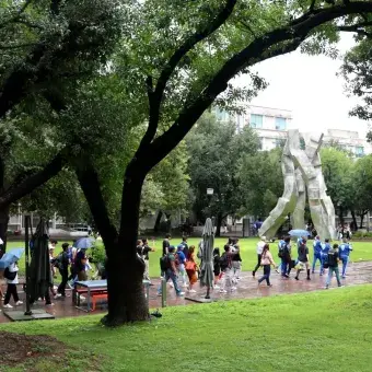 Mariachi recorriendo el campus Monterrey acompañado de comunidad Tec.