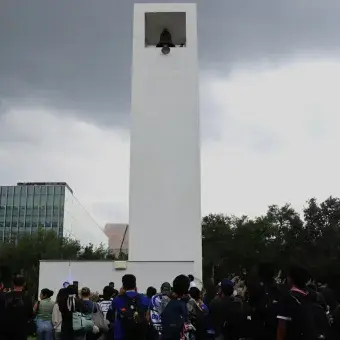Personas alrededor del Campanario del Tec, campus Monterrey.