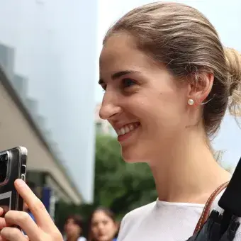 Alumna captura un video en el campus Monterrey.