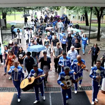 Mariachi recorre el campus Monterrey durante el aniversario del Tec.