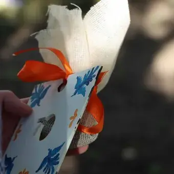 Se entregó a los asistentes una pequeña bolsa con tierra. Ceremonia del Árbol de la Fraternidad en el 70 Aniversario