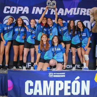 Tec Santa Fe durante la premiación del 1er lugar en Volleyball Femenil