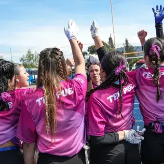 Equipo de campus Puebla celebrando.