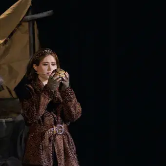 Anastasia observando la caja de música 