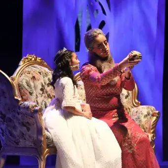 Anastasia niña con su abuela, observan una caja de música