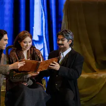 Anastasia, Vlad y Dimitri leyendo un libro 