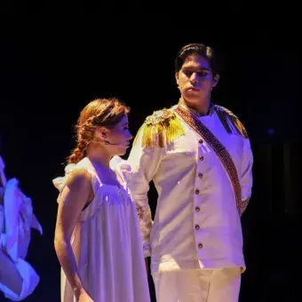 Anastasia y sus padres, Anastasia se nota asustada
