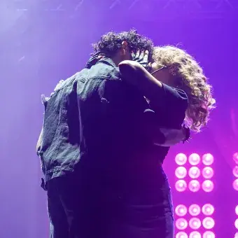 Un beso entre los protagonistas
