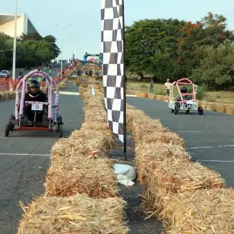 Por sexto año, la Escuela de Ingeniería y Ciencias y la Sociedad de Estudiantes de Ingeniería del Tecnológico de Monterrey en Cuernavaca llevaron a cabo la carrera de autos sin motor, Downhill Challenge Racer.