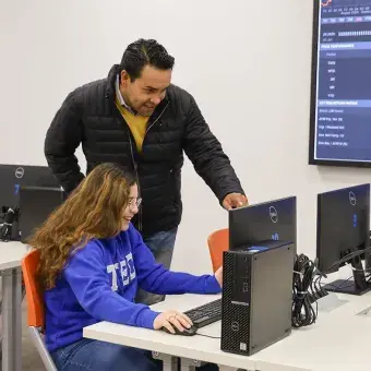 Profesor y estudiante en las instalaciones.