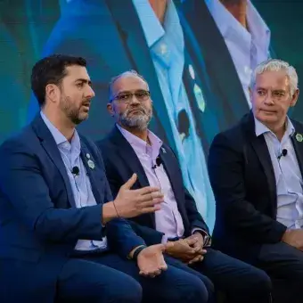 Directivos del Tec durante un conversatorio.