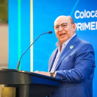 Eduardo Garza T. durante su mensaje en la ceremonia.