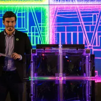 Maestros de ceremonia durante el evento de la primera piedra.