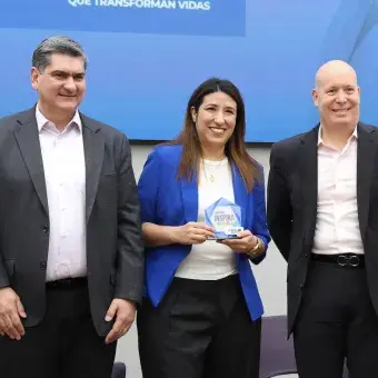 Se reconoce a líderes sobresalientes de la institución. 