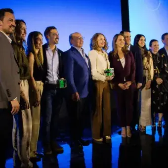 Asistentes a la ceremonia de colocación de la primera piedra durante una fotografía.