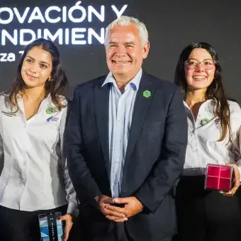 Mario Adrián Flores junto a asistentes a la ceremonia.