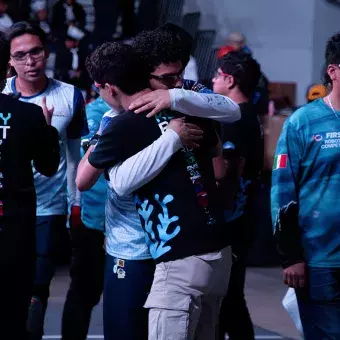 Jugadores de FIRST Regional Laguna 2025 se abrazan al festejar victoria