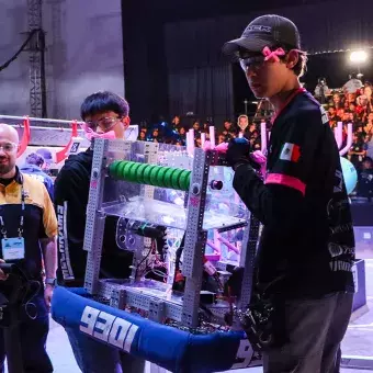 Jugadores de FIRST Regional Laguna 2025 sacan su robot de la cancha en Arena Borregos