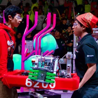 Jugadores de FIRST Regional Laguna 2025 llevan robot a la cancha de la Arena Borregos