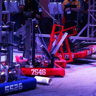Robots de la alianza roja y uno de la alianza azul participan en FIRST Regional Laguna 2025