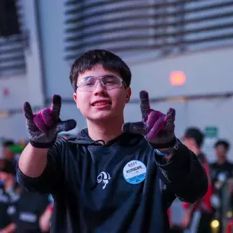 Estudiante posa y hace señal de rock a la cámara en FIRST Regional Laguna