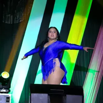Estudiante de tec tampico presentando su número artístico en festival de arte