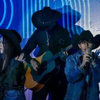 Estudiante de tec tampico presentando su número artístico en festival de arte
