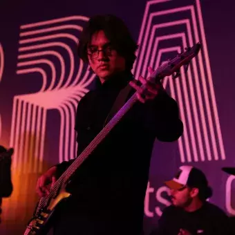 Estudiante de tec tampico presentando su número artístico en festival de arte