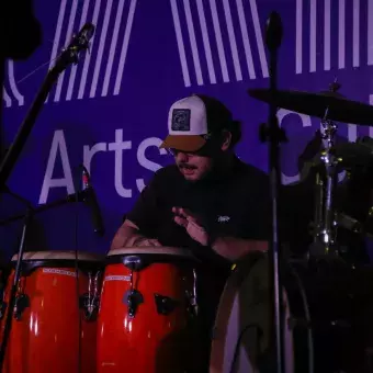 Estudiante de tec tampico presentando su número artístico en festival de arte
