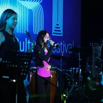 Estudiante de tec tampico presentando su número artístico en festival de arte