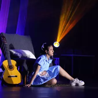 Estudiante de tec tampico presentando su número artístico en festival de arte