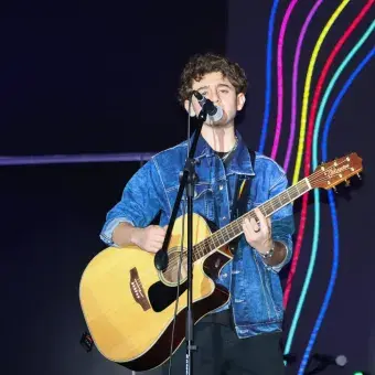chico tocando la guitarra y cantando 