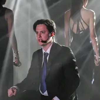 Alumno interpretando canción.