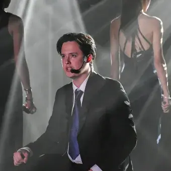 Alumno interpretando canción.