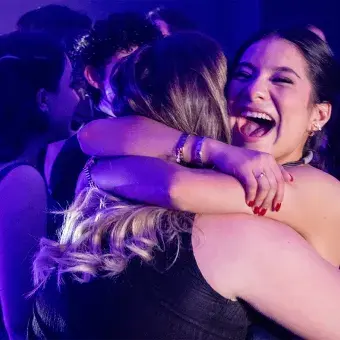 Alumnas felices abrazándose. 