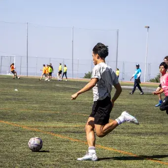 alumnos-compitiendo-en-futbol