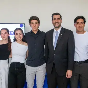 Alumnos y director del Tec de Monterrey campus Saltillo.