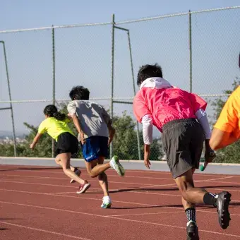 alumnos-en-competencia-de-atletismo