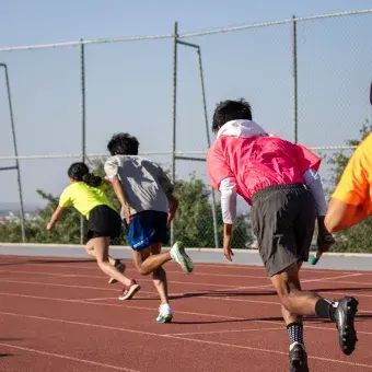 alumnos-en-competencia-de-atletismo