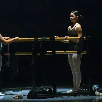 Dos bailarinas del Tec de Monterrey campus Laguna son iluminadas en presentación de ballet