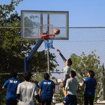 competencia-de-basquetball-entre-negocios-e-ingeniería