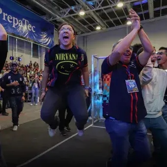 Alumnos saltando y celebrando.