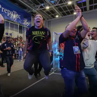 Alumnos saltando y celebrando.